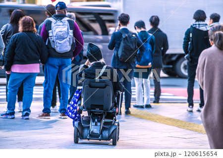 日本の東京都市景観 都会の雑踏の中で…高齢化社会…次世代電動車椅子の高齢女性＝東京都内（渋谷駅前） 120615654