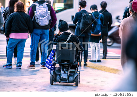 日本の東京都市景観 都会の雑踏の中で…高齢化社会…次世代電動車椅子の高齢女性＝東京都内（渋谷駅前） 120615655