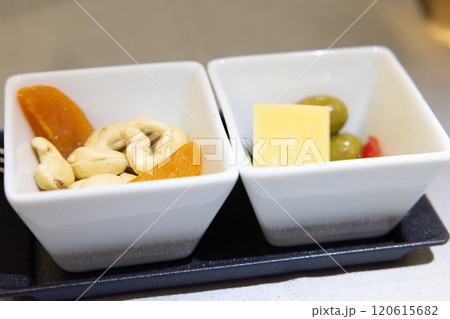 ナッツなどのビジネスクラスの機内食のおつまみ ナッツなどのビジネスクラスの機内食のおつまみ 120615682