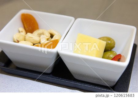 ナッツなどのビジネスクラスの機内食のおつまみ 120615683