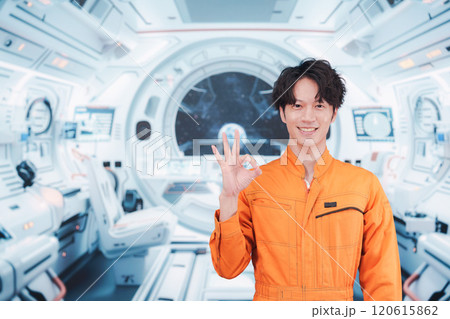 宇宙ステーションの中で働く若い男性の宇宙飛行士 宇宙ステーションの中で働く若い男性の宇宙飛行士 120615862