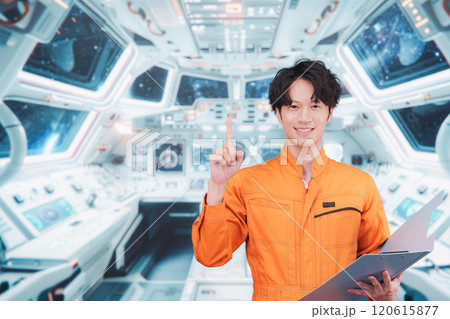 宇宙ステーションの中で働く若い男性の宇宙飛行士 120615877