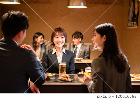 居酒屋で先輩社員とお酒を飲む新入社員 120616368