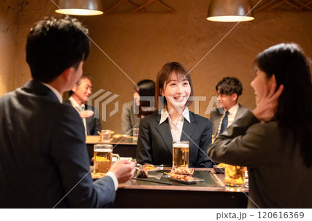 居酒屋で先輩社員とお酒を飲む新入社員 120616369