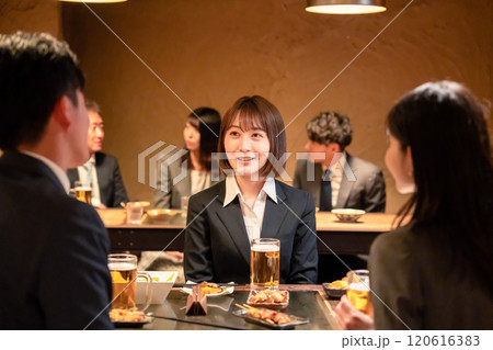 居酒屋で先輩社員とお酒を飲む新入社員 居酒屋で先輩社員とお酒を飲む新入社員 120616383