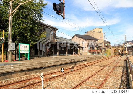 えちぜん鉄道三国港駅と横にある眼鏡橋 えちぜん鉄道三国港駅と横にある眼鏡橋 120618425