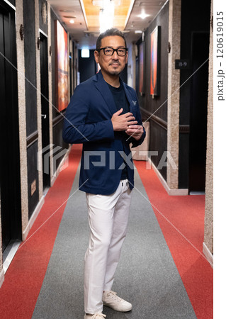 50代のイケおじ 120619015