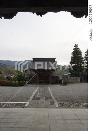 曹宗寶洞鏡山源真寺、国道19号線の山側に聳える大きなお寺です。静かな環境で、ここのお寺の彫り物は素晴 120619067