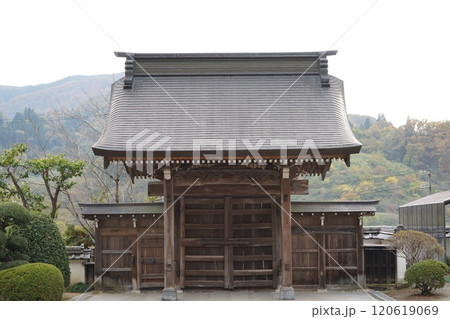 曹宗寶洞鏡山源真寺、国道19号線の山側に聳える大きなお寺です。静かな環境で、ここのお寺の彫り物は素晴 120619069