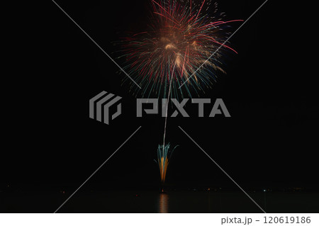 湖西市の湖西湖上花火大会の夜空に咲く打ち上げ花火(静岡県) 湖西市の湖西湖上花火大会の夜空に咲く打ち上げ花火(静岡県) 120619186