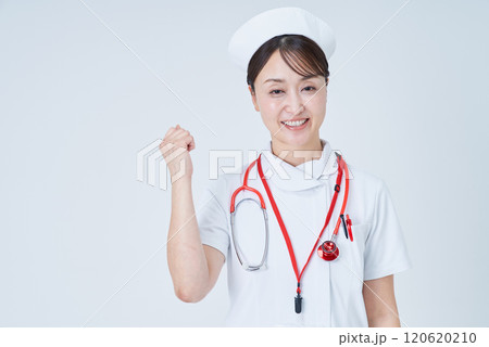 応援のポーズをする医療スタッフの女性 応援のポーズをする医療スタッフの女性 120620210