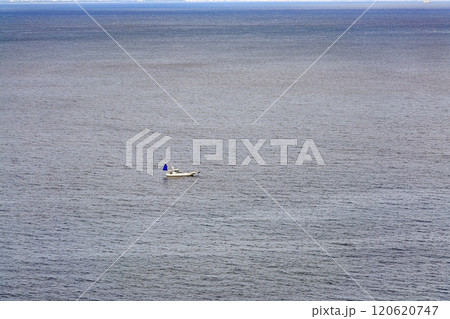 海に浮かぶ漁業船 海に浮かぶ漁業船 120620747
