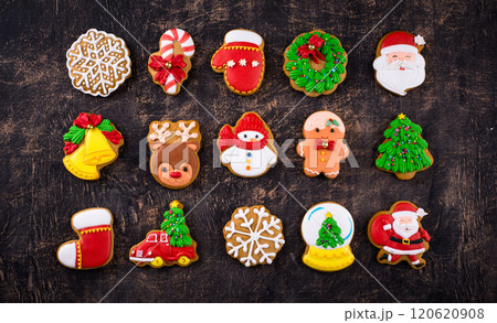 Christmas homemade gingerbread cookies with icing 120620908