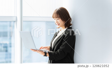 パソコンを使う若い女性・ビジネスウーマン パソコンを使う若い女性・ビジネスウーマン 120621052