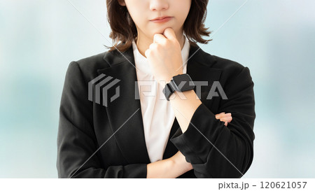 考えごとをする若い女性・ビジネスウーマン 考えごとをする若い女性・ビジネスウーマン 120621057
