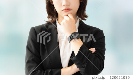 考えごとをする若い女性・ビジネスウーマン 120621059