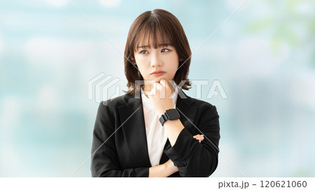 考えごとをする若い女性・ビジネスウーマン 120621060