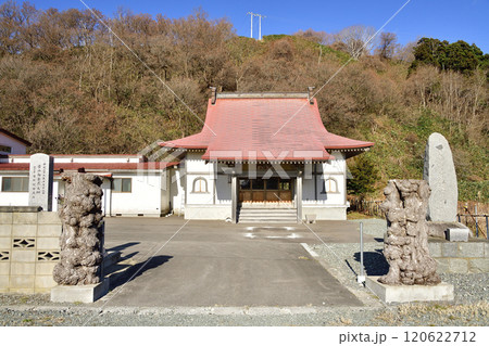 晩秋の北海道八雲町熊石で七面山光明寺の境内の風景を撮影 120622712