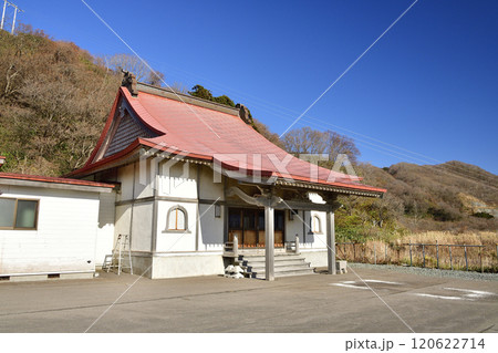 晩秋の北海道八雲町熊石で七面山光明寺の境内の風景を撮影 120622714