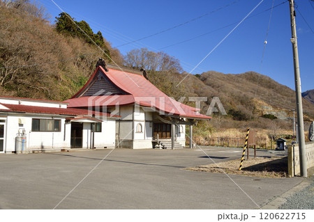 晩秋の北海道八雲町熊石で七面山光明寺の境内の風景を撮影 120622715