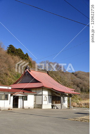 晩秋の北海道八雲町熊石で七面山光明寺の境内の風景を撮影 120622716
