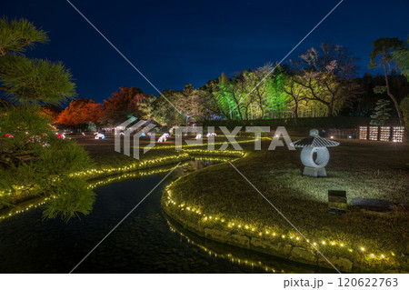 日本の岡山県岡山市の美しい秋の夜の風景 日本の岡山県岡山市の美しい秋の夜の風景 120622763