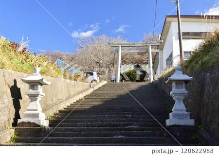 晩秋の北海道八雲町熊石で北山神社の境内の風景を撮影 晩秋の北海道八雲町熊石で北山神社の境内の風景を撮影 120622988