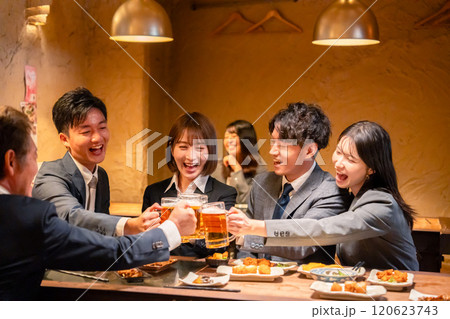 居酒屋で盛大に乾杯をするビジネスパーソン 居酒屋で盛大に乾杯をするビジネスパーソン 120623743