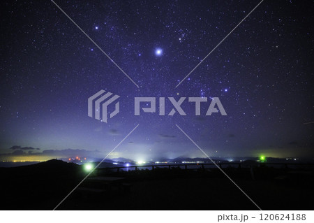 《愛媛県 せと風の丘パーク》 せと風の丘パーク展望デッキからの星空  120624188