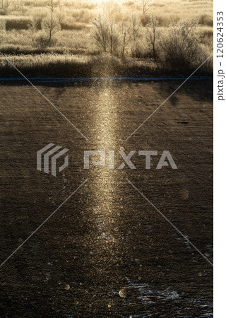 寒さ厳しい北海道の冬の朝に見られるサンピラー 寒さ厳しい北海道の冬の朝に見られるサンピラー 120624353