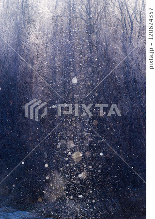 寒さ厳しい北海道の冬の朝に見られるサンピラー 寒さ厳しい北海道の冬の朝に見られるサンピラー 120624357