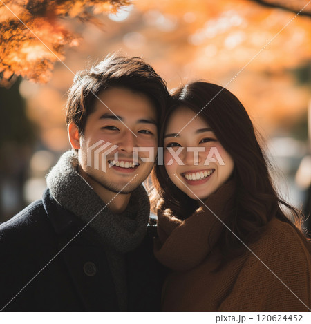 紅葉と若いカップル 紅葉と若いカップル 120624452