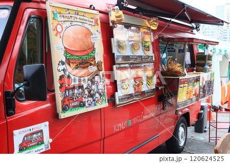 人気のキッチンカー　観光地のキッチンカー 120624525