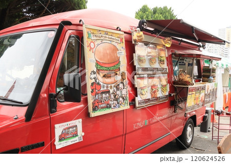 人気のキッチンカー　観光地のキッチンカー 120624526