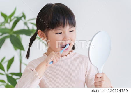 歯ブラシで歯磨きする子供 歯ブラシで歯磨きする子供 120624580