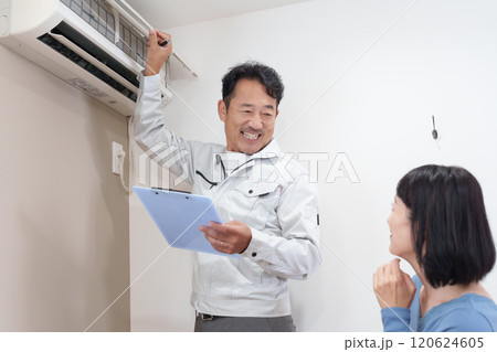 エアコン設置業者と客 エアコン設置業者と客 120624605