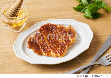 皿に盛り付けたクルンジ 皿に盛り付けたクルンジ 120624982