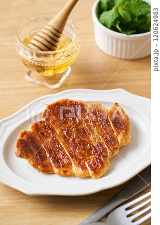 皿に盛り付けたクルンジ 皿に盛り付けたクルンジ 120624983