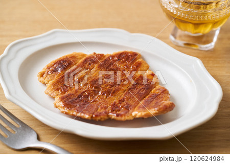 皿に盛り付けたクルンジ 120624984