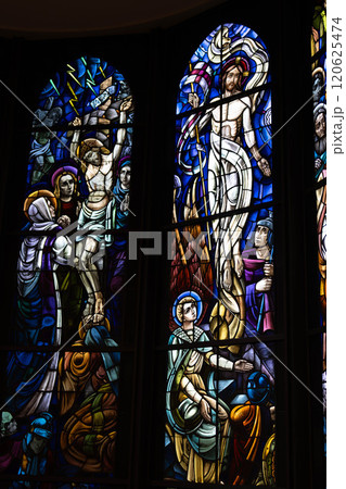 鮮やかなステンドグラスのある教会 120625474