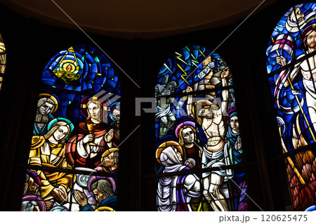 鮮やかなステンドグラスのある教会 120625475