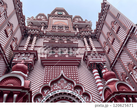 赤と白のファサードのスリランカ寺院 120625671