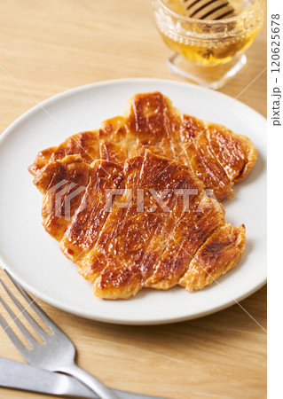 皿に盛り付けたクルンジ 皿に盛り付けたクルンジ 120625678