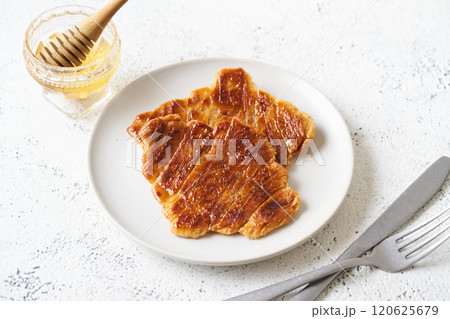 皿に盛り付けたクルンジ 120625679