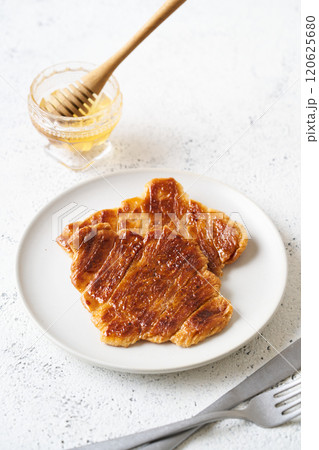 皿に盛り付けたクルンジ 皿に盛り付けたクルンジ 120625680