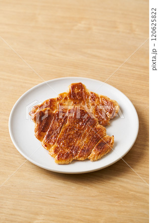 皿に盛り付けたクルンジ 120625822