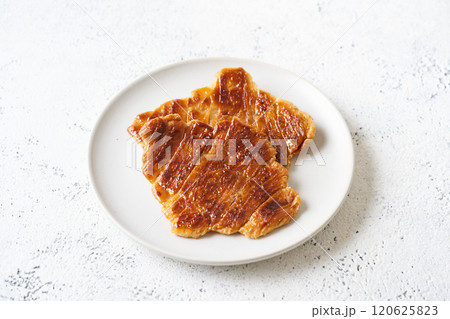 皿に盛り付けたクルンジ 120625823