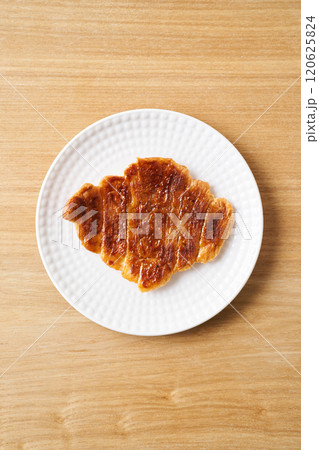 皿に盛り付けたクルンジ 120625824