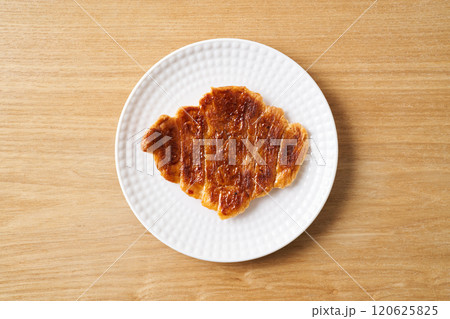 皿に盛り付けたクルンジ 皿に盛り付けたクルンジ 120625825