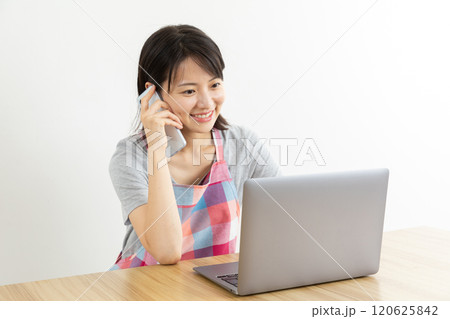 電話する主婦01 120625842